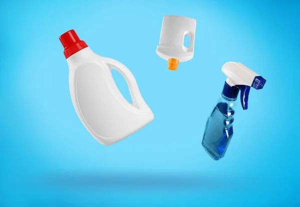 Een Huishoudelijk Schoonmaakmiddel Een Plastic Fles Die Achtergrond Lucht Valt — Stockfoto