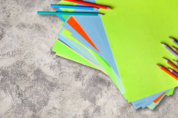 Ofis Yığını Çalışma Masasındaki Renkli Kağıtlar — Stok fotoğraf