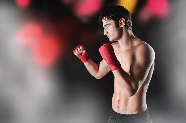 Deportes Guapo Boxeador Masculino Luchando Sobre Fondo Oscuro Con Humo —  Fotos de Stock