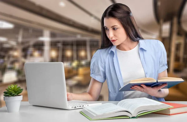 Estudiante Universitaria Joven Usando Computadora Portátil Viendo Clases Aprendizaje Línea —  Fotos de Stock