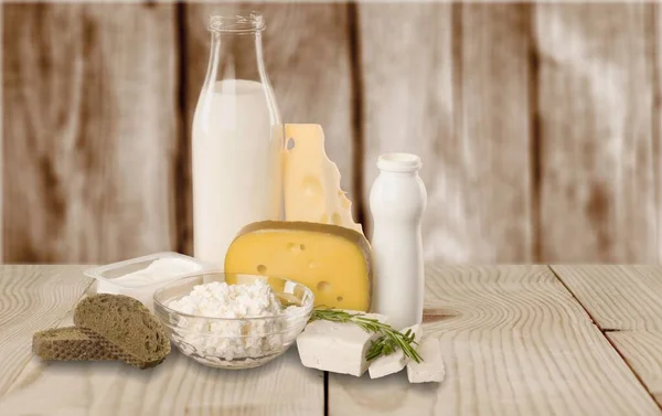 木の机の上にミルクボトルとパンとチーズおいしいセット — ストック写真
