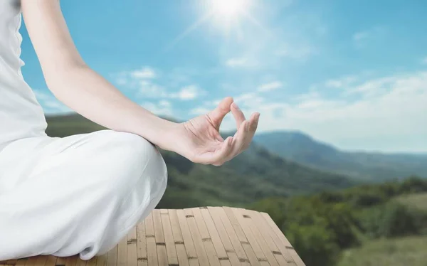 Jonge Vrouw Doet Yoga Top Van Een Klif Berg — Stockfoto