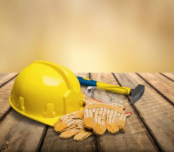 黄色のヘルメットのハード帽子木の床の収縮サイト — ストック写真