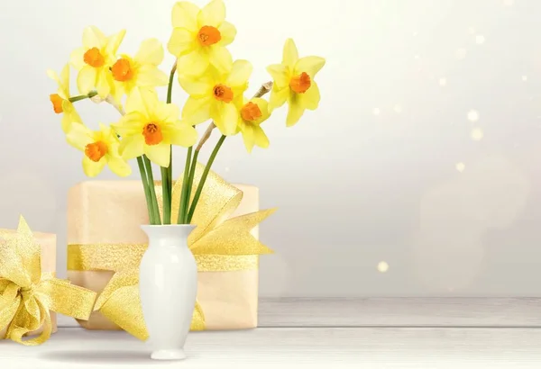 テーブルの上の新鮮な花やギフトボックスの美しい花束 — ストック写真