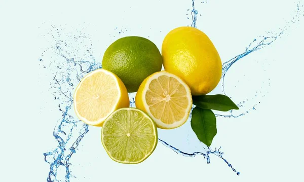 Färska Citrusfrukter Med Vattenstänk Citron Och Lime — Stockfoto