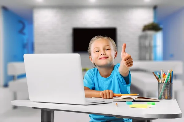 Дистанційне Навчання Чарівна Маленька Дівчинка Використовує Ноутбук Сидячи Столом — стокове фото