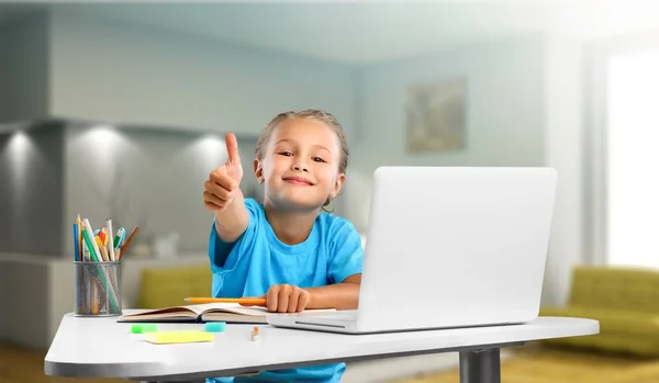 Avlägsen Utbildning Söt Liten Flicka Som Använder Laptop Sitter Vid — Stockfoto