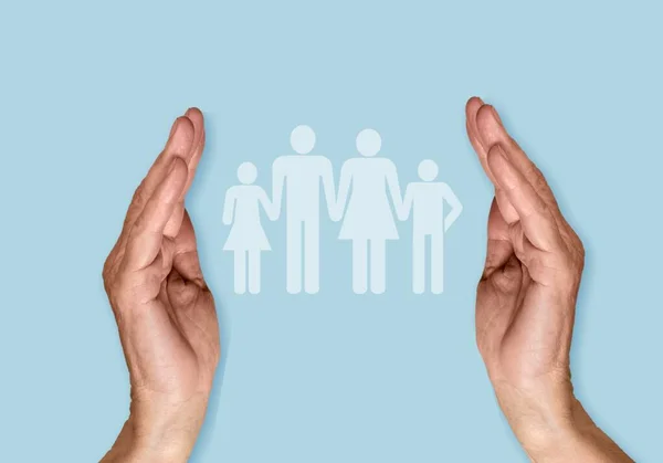 Руки Держат Семейную Фигуру Заднем Плане Концепция Страхования — стоковое фото