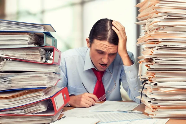 Lavoratori Ufficio Che Detengono Scrivono Documenti Una Scrivania Con Una — Foto Stock