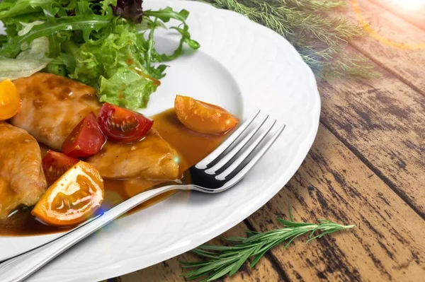 Вкусная Курица Гриле Овощами Тарелке — стоковое фото