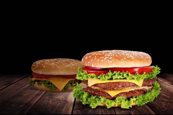 Smaczne Hamburgery Domowej Roboty Wołowiną Pomidorem Serem Rustykalnym Drewnianym Tle — Zdjęcie stockowe