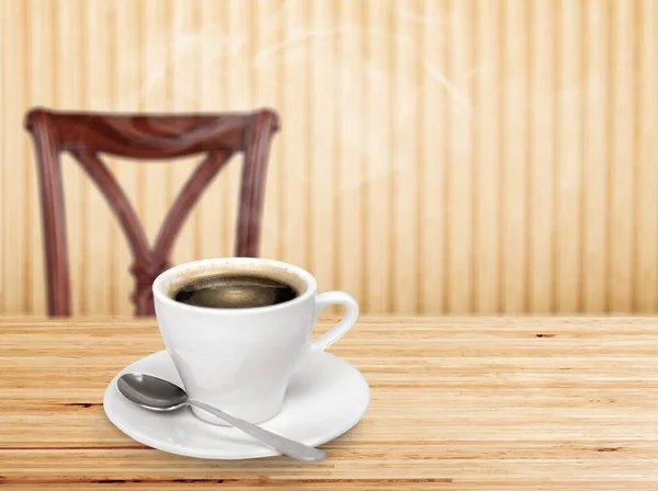 Biała Ceramiczna Filiżanka Gorącej Czarnej Kawy Drewnianym Stole Koncepcja Kawiarni — Zdjęcie stockowe