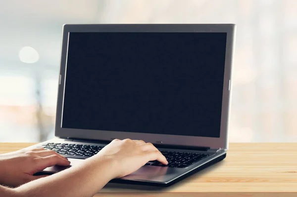 Trabalhador Usando Computador Portátil Trabalhando Casa Com Tela Desktop Branca — Fotografia de Stock