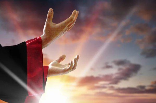 Yesus Kristus Mengulurkan Tangan Nya Dan Berdoa Belakang Matahari Terbenam — Stok Foto