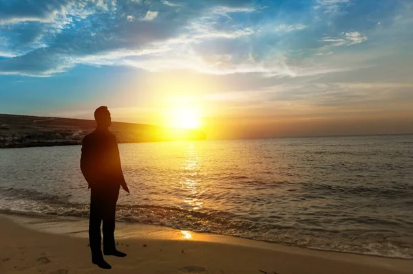 Muž Relaxuje Krásné Pláži Při Západu Slunce — Stock fotografie