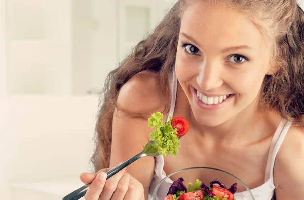 Portret Van Een Gelukkige Mooie Jonge Vrouw Die Verse Salade — Stockfoto