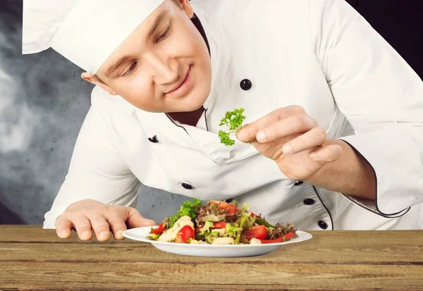 Chef Masculino Aderezo Plato Con Verduras Frescas Antes Que Servir — Foto de Stock
