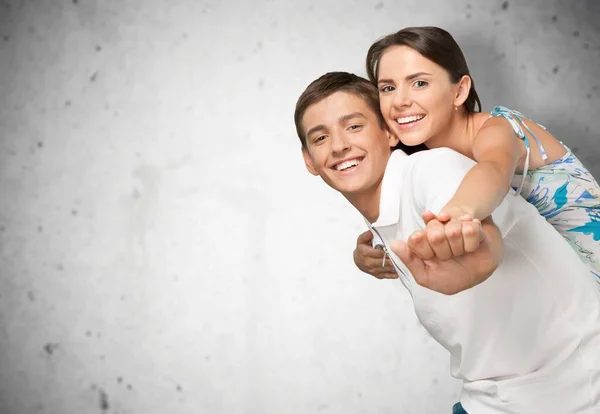 Sonriendo Hermosa Mujer Novio Guapo Teniendo Momentos Tiernos Cerca Pared —  Fotos de Stock