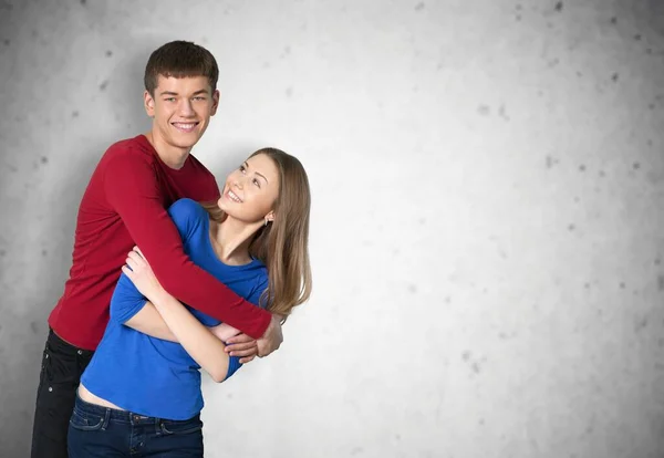 Glimlachende Mooie Vrouw Haar Knappe Vriendje Met Tedere Momenten Buurt — Stockfoto