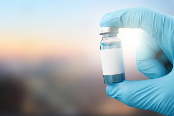 Ένα Εμβόλιο Covid Χέρι Του Γιατρού Κρατά Ένα Μπουκάλι Ένα — Φωτογραφία Αρχείου