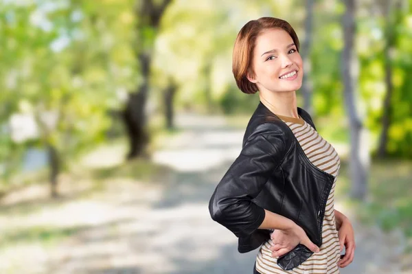 Retrato Uma Jovem Mulher Bonita Andando Livre — Fotografia de Stock