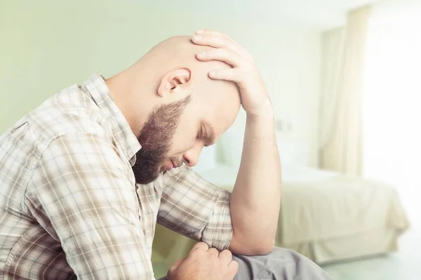 Evde Başı Ağrıyan Üzgün Bir Adam Kafasına Dokunuyor — Stok fotoğraf