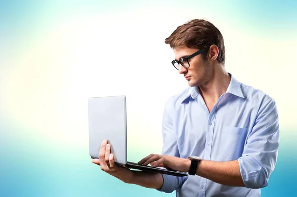 Leuke Aantrekkelijke Gerichte Kerel Werknemer Met Behulp Van Laptop Computer — Stockfoto