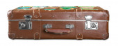 Zavřený hnědý cestovní kufr