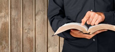 Arka planda İncil okuyan adam  