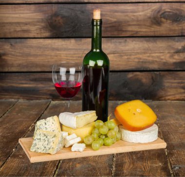 Kırmızı şarap, peynir ve üzüm.