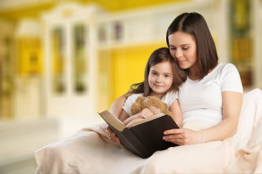 Kadın ve kız odada.