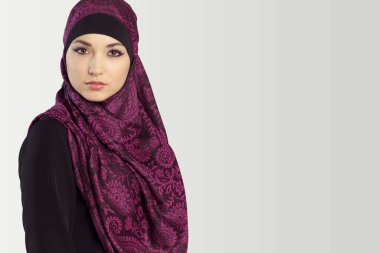 Başörtüsü takan güzel, genç Müslüman kadın.