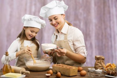 Mutfakta mutlu bir aile