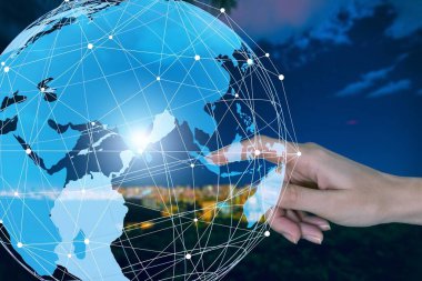 Şehir görüşlü küresel ağ hologramını kullanan iş adamı eli