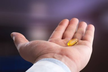 Doktorlar ellerinde ilaç tutuyorlar.