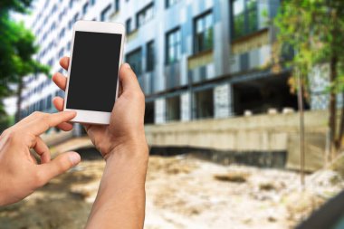 Cep telefonu kullanan kadın elleri