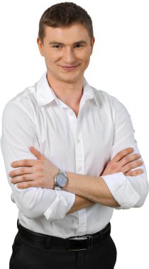 Göğsünde kolları bağlı genç bir iş adamı.