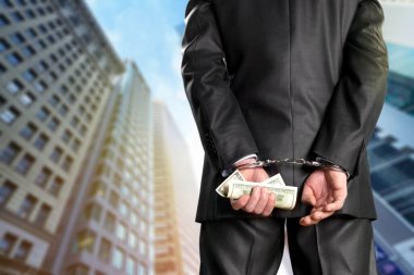 Arkasından kelepçelenmiş erkek ellerinin görüntüsü.