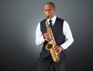 Siyah Amerikalı caz saksafoncusu. Eski model. Stüdyo çekimi.