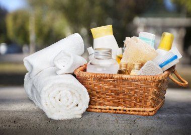 Kozmetik şişeleri ve havlular. Beyaz arkaplanda izole