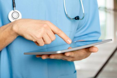 Tablet bilgisayar kullanan doktorun elleri