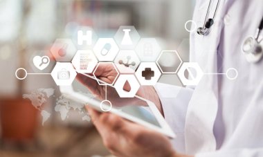 tablet bilgisayar ve tıbbi arayüz kullanan doktor