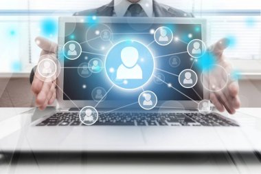 Tasarımcı el işi, akıllı telefon ve dizüstü bilgisayar Londra 'nın arka planında, ahşap masada.