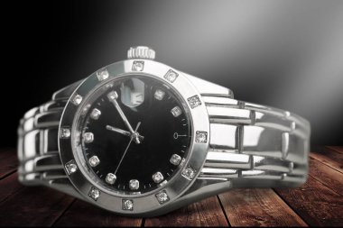 Masanın üzerinde modern, lüks bir kol saati.