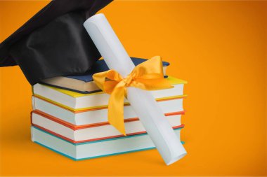 Mezuniyet havan merdiveni ve istifleme kitapları