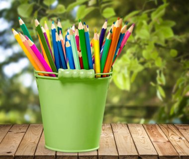 Beyaz kovada izole edilmiş renkli kalemler