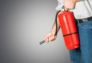 Yangın söndürücü, güvenlik ve eğitim almış bir adam..