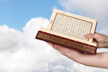 Kuran 'lı Müslüman Erkek Eller