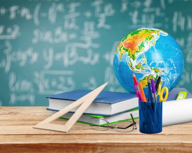 Renkli okul kırtasiyesi kompozisyonu, okula geri dönüş.