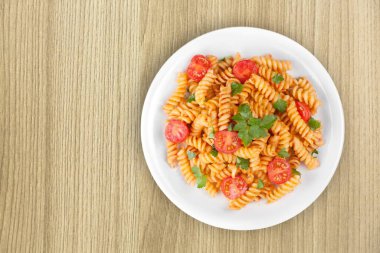 Domatesli ve maydanozlu spagetti..